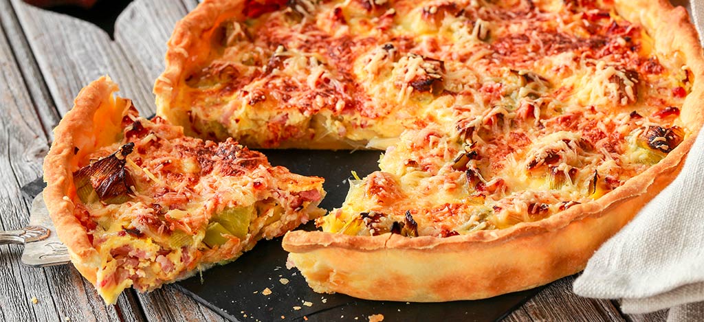 Torta salata con carciofi, pancetta e scamorza
